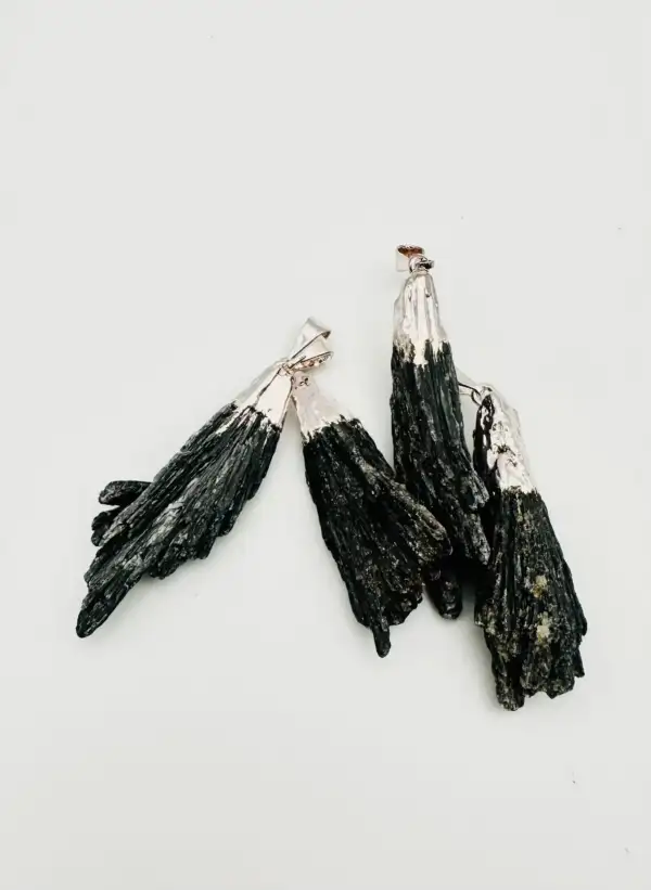 Colgante Escoba de Bruja - Cianita Negra