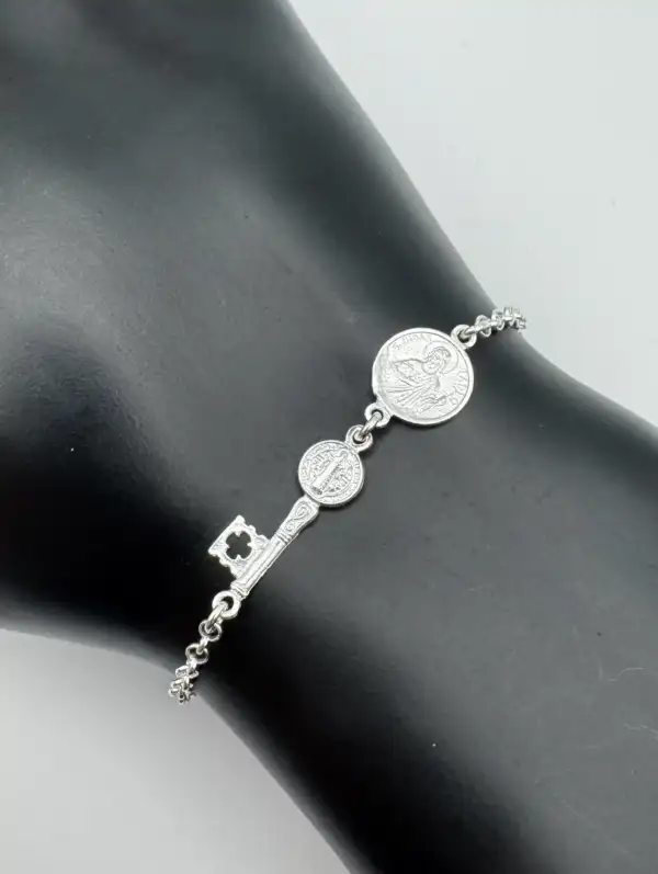 Pulsera San Judas Tadeo Y Llave De San Benito Pequeña Plata De Ley - Imagen 2