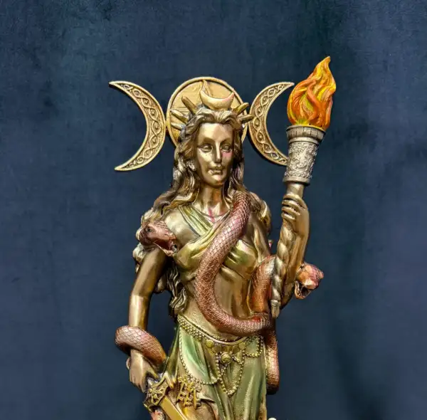 Figura Hecate Dorada