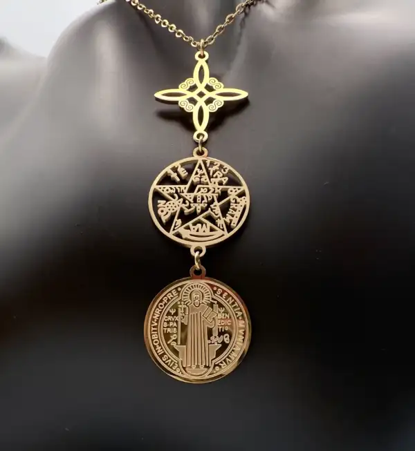 Colgante de Acero Dorado Triple Protección Grande Nudo de Bruja, Tetragramaton y San Benito - Imagen 2