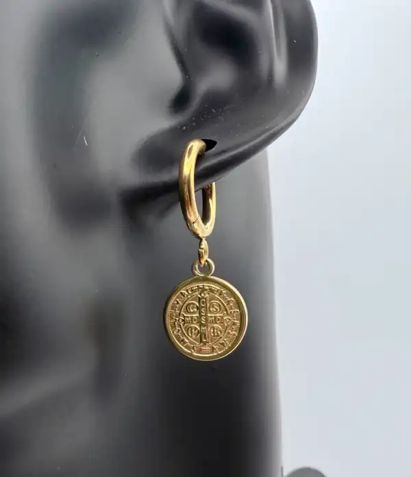 Pendientes Aro Medalla San Benito Acero Dorado - Imagen 3