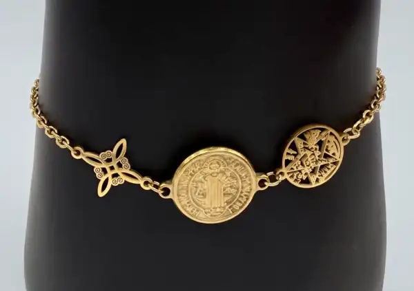 Pulsera Triple Protección Tetragramatón San Benito y Nudo De Bruja Simple Acero Dorado - Imagen 2