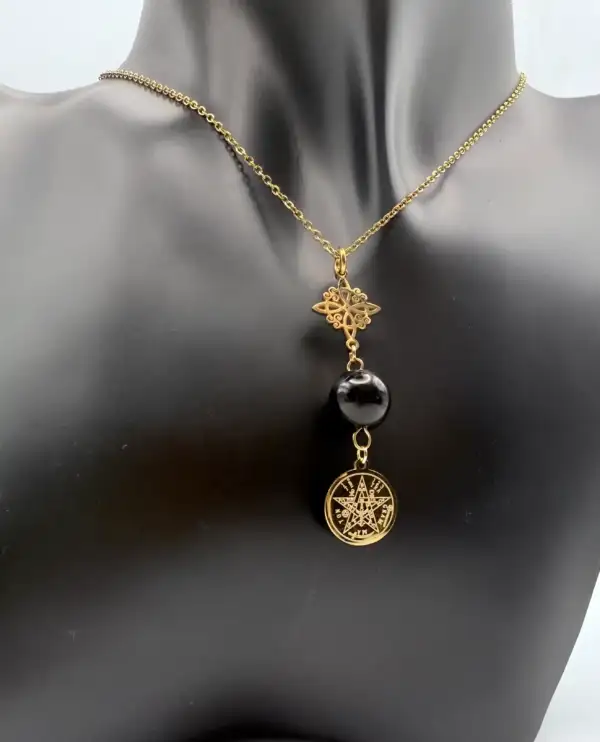 Colgante Doble Proteccion Con Onix Acero Dorado