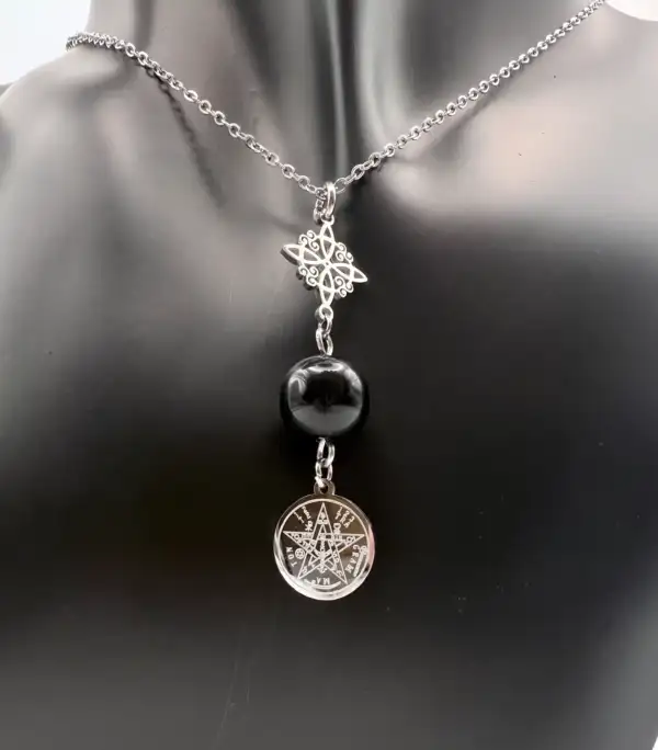 Colgante Doble Proteccion Con Onix Acero Plateado - Imagen 2