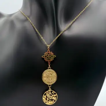 Colgante Triple Proteccion Nudo De Bruja San Benito Y Tetragramaton Acero Dorado