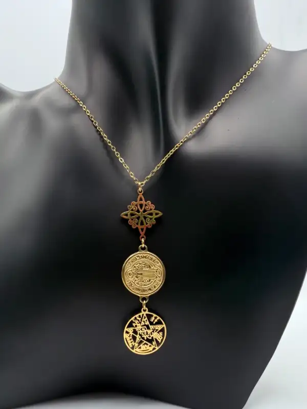 Colgante Triple Proteccion Nudo De Bruja San Benito Y Tetragramaton Acero Dorado