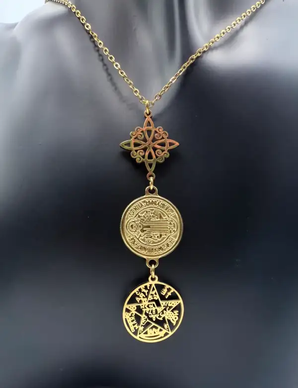 Colgante Triple Proteccion Nudo De Bruja San Benito Y Tetragramaton Acero Dorado - Imagen 2