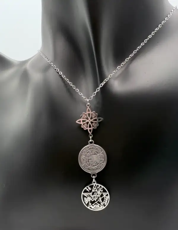 Colgante Triple Proteccion Nudo De Bruja San Benito Y Tetragramaton Acero Plateado - Imagen 2