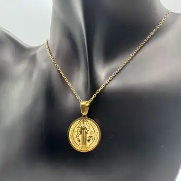 Colgante Medalla San Benito Grabada Acero Dorado
