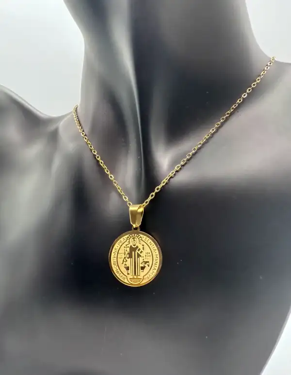 Colgante Medalla San Benito Grabada Acero Dorado