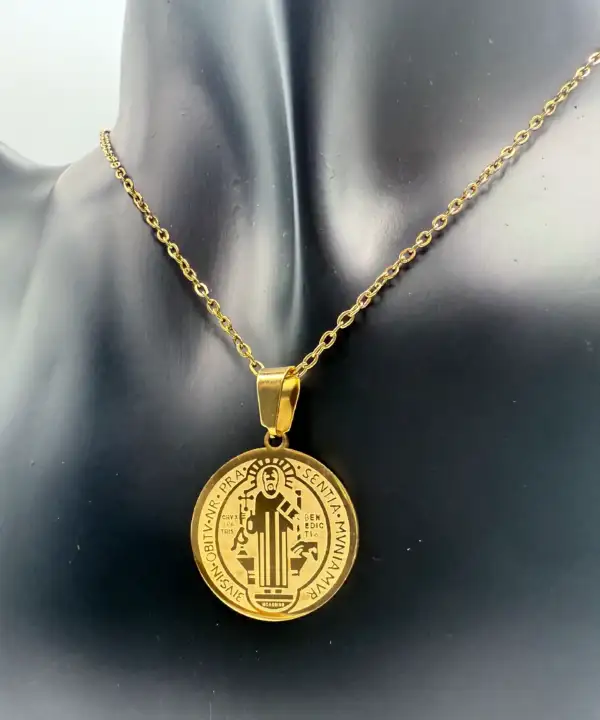 Colgante Medalla San Benito Grabada Acero Dorado - Imagen 2