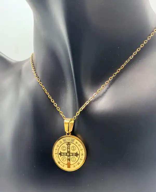 Colgante Medalla San Benito Grabada Acero Dorado - Imagen 3