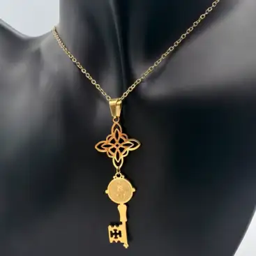 Colgante Nudo De Bruja Y Llave De San Benito Acero Dorado
