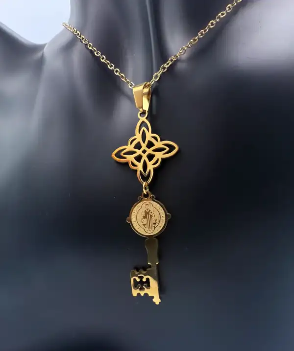 Colgante Nudo De Bruja Y Llave De San Benito Acero Dorado - Imagen 2