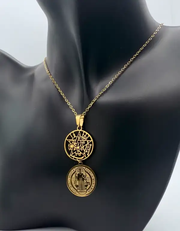 Colgante Doble Proteccion Tetragramaton Y Medalla San Benito Acero Dorado