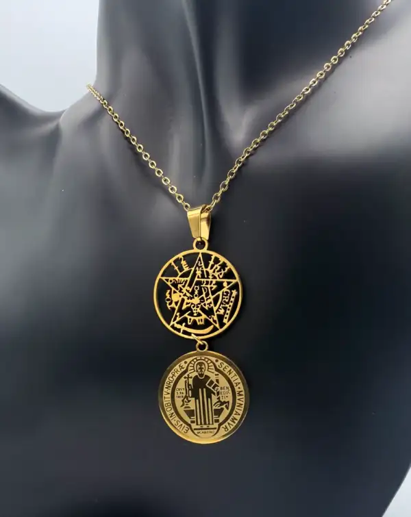 Colgante Doble Proteccion Tetragramaton Y Medalla San Benito Acero Dorado - Imagen 2