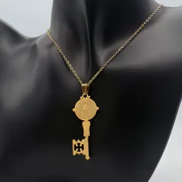 Colgante Llave De San Benito Acero Dorado Grande Grabada