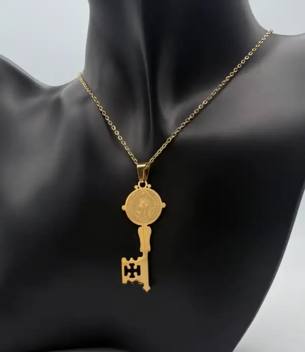 Colgante Llave De San Benito Acero Dorado Grande Grabada