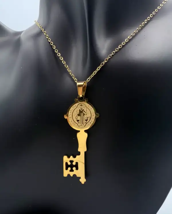 Colgante Llave De San Benito Acero Dorado Grande Grabada - Imagen 2
