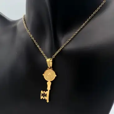 Colgante Llave De San Benito Acero Dorado Pequeña Grabada