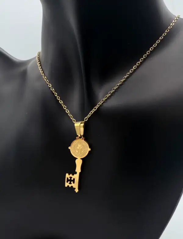 Colgante Llave De San Benito Acero Dorado Pequeña Grabada