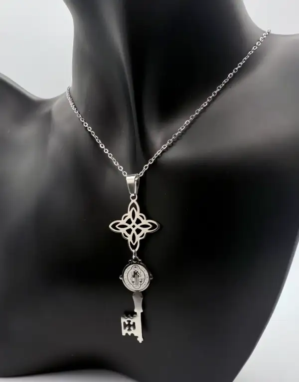 Colgante Nudo De Bruja Y Llave De San Benito Acero Plateado