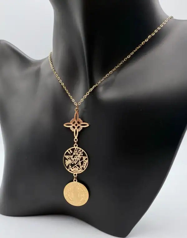 Colgante de Acero Dorado Triple Protección Grande Nudo de Bruja, Tetragramaton y San Benito - Imagen 3