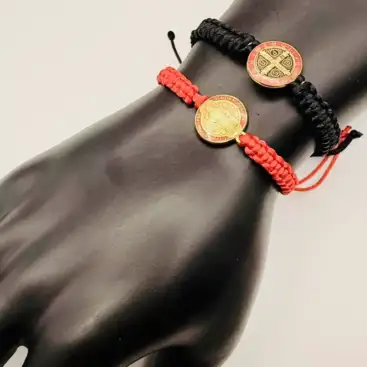 Pulsera Macrame Medalla de San Benito