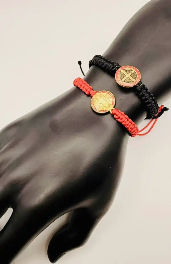 Pulsera Macrame Medalla de San Benito