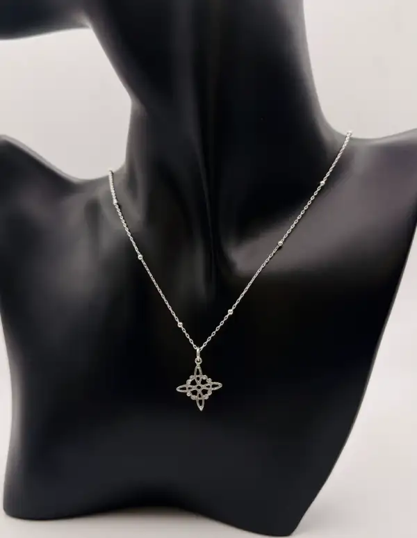 Colgante Plata De Ley Nudo De Bruja Pequeño