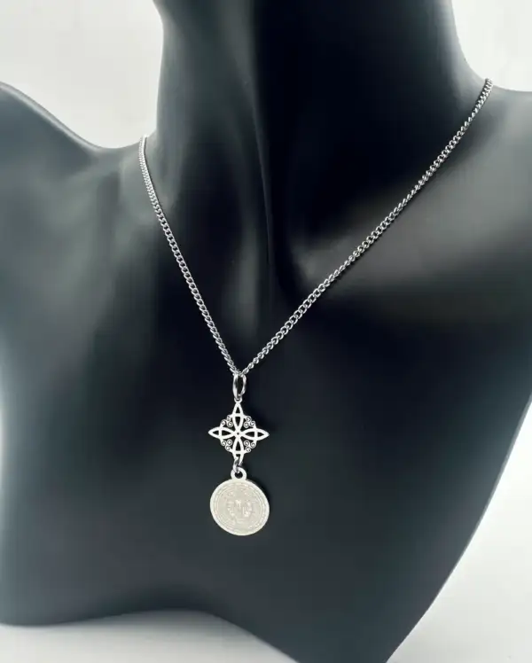 Colgante Doble Proteccion Nudo Bruja Y San Benito Acero Plateado