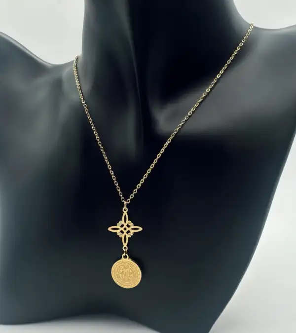 Colgante Doble Proteccion Nudo Bruja Y San Benito Acero Dorado