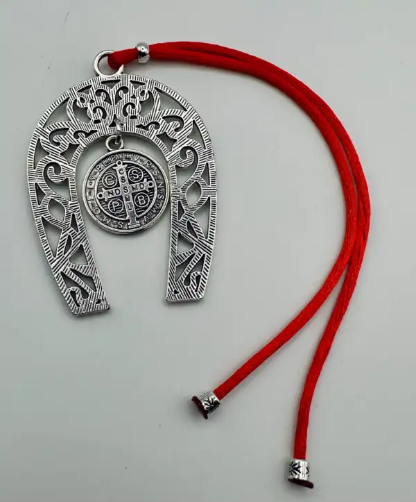 Amuleto Herradura San Benito Cordon Rojo - Imagen 2