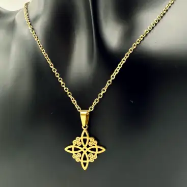 Colgante Nudo De Bruja Con Circulo Mediano Acero Dorado