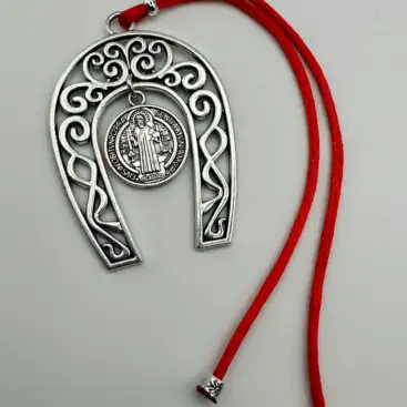 Amuleto Herradura San Benito Cordon Rojo