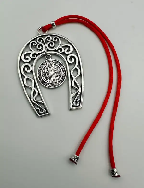 Amuleto Herradura San Benito Cordon Rojo