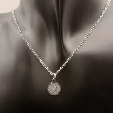 Colgante San Benito Grabado Pequeño Acero Plateado