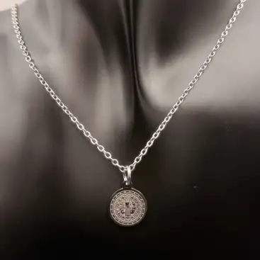 Colgante San Benito Grabado Mediano Acero Plateado