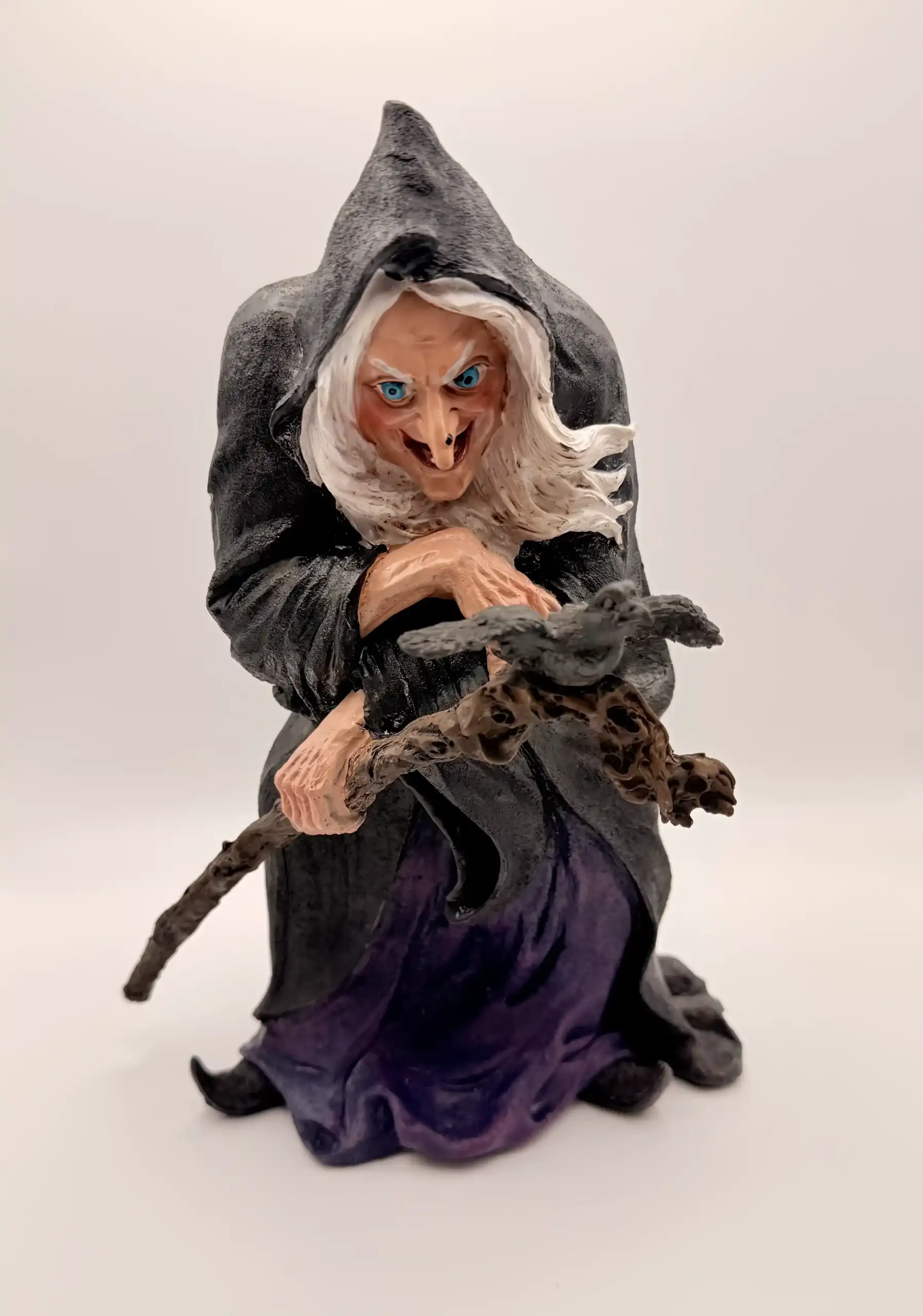 Figura Bruja Con Cuervo 24cm