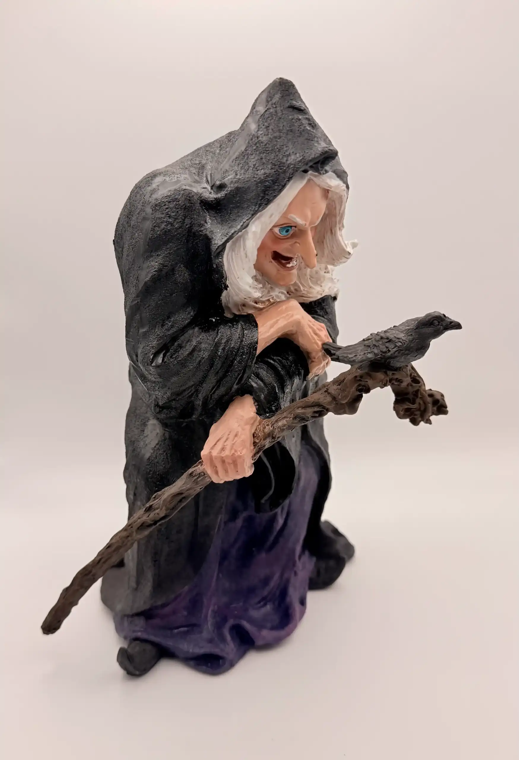 Figura Bruja Con Cuervo 24cm - Imagen 2