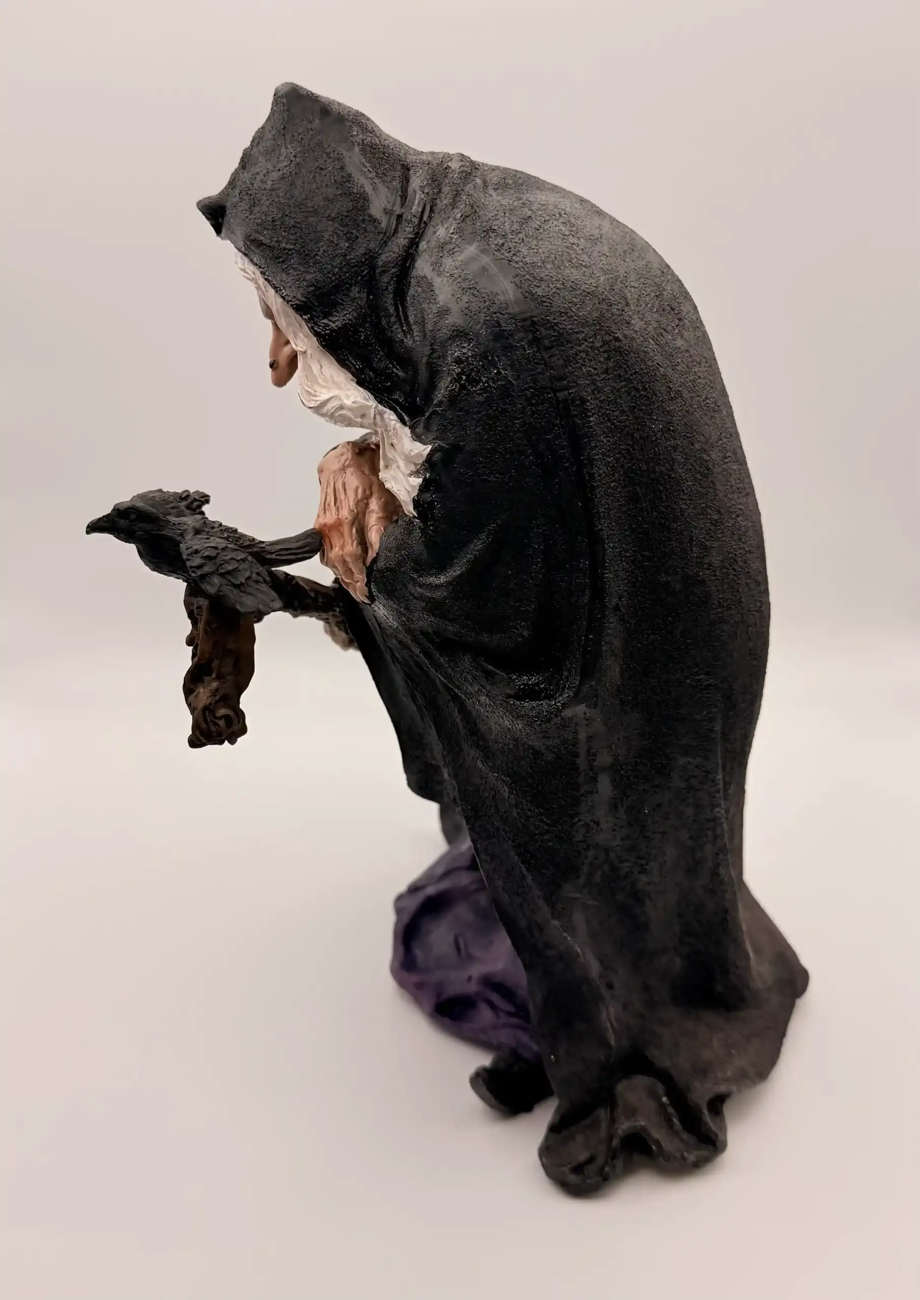 Figura Bruja Con Cuervo 24cm - Imagen 3