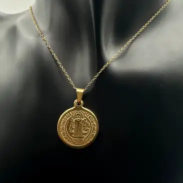 Colgante San Benito Grabado Grande Acero Dorado