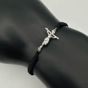 Pulsera Cristo En La Cruz Macrame Negro Plata De Ley