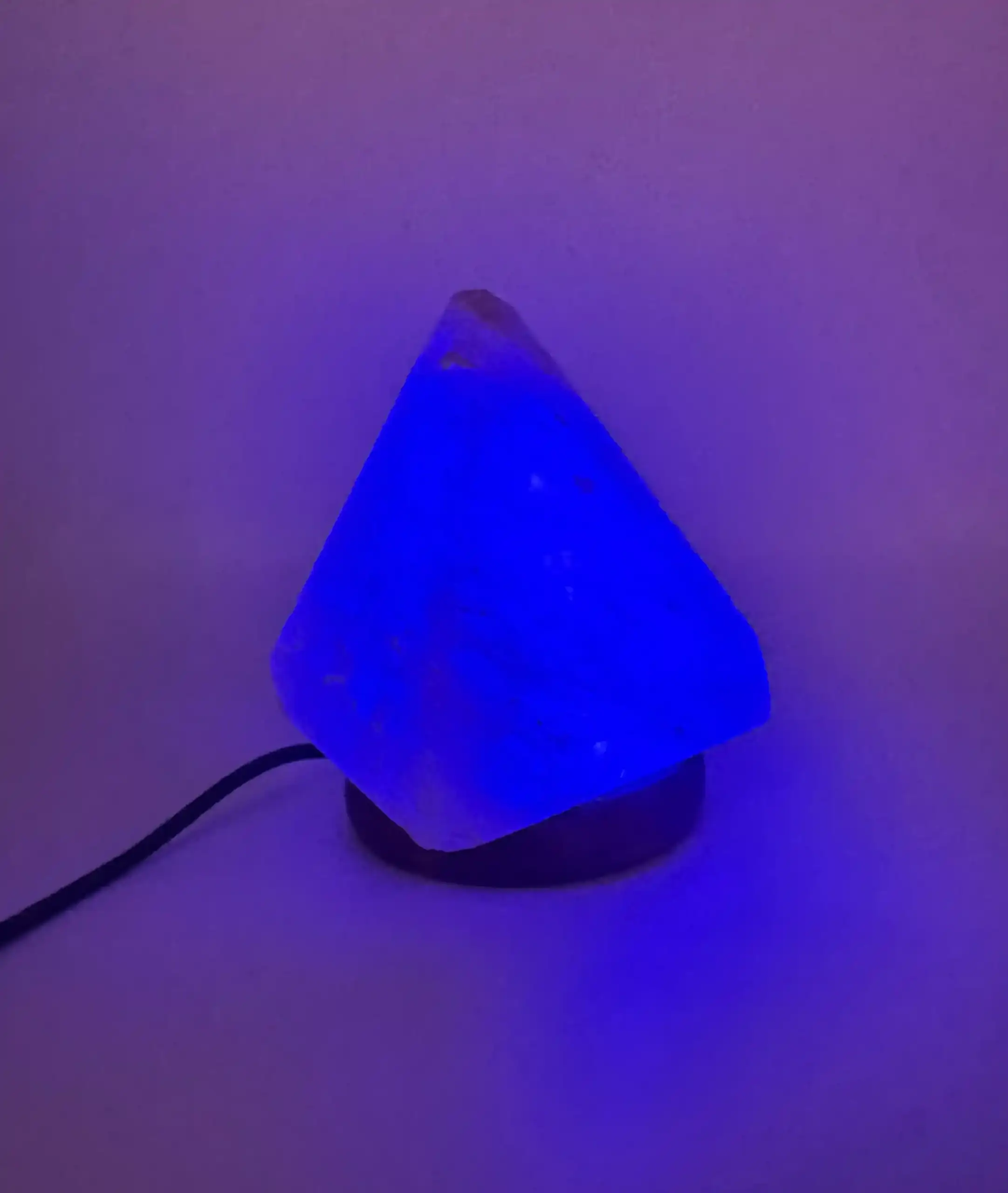 Lampara De Sal Del Himalaya Piramide Led - Imagen 2