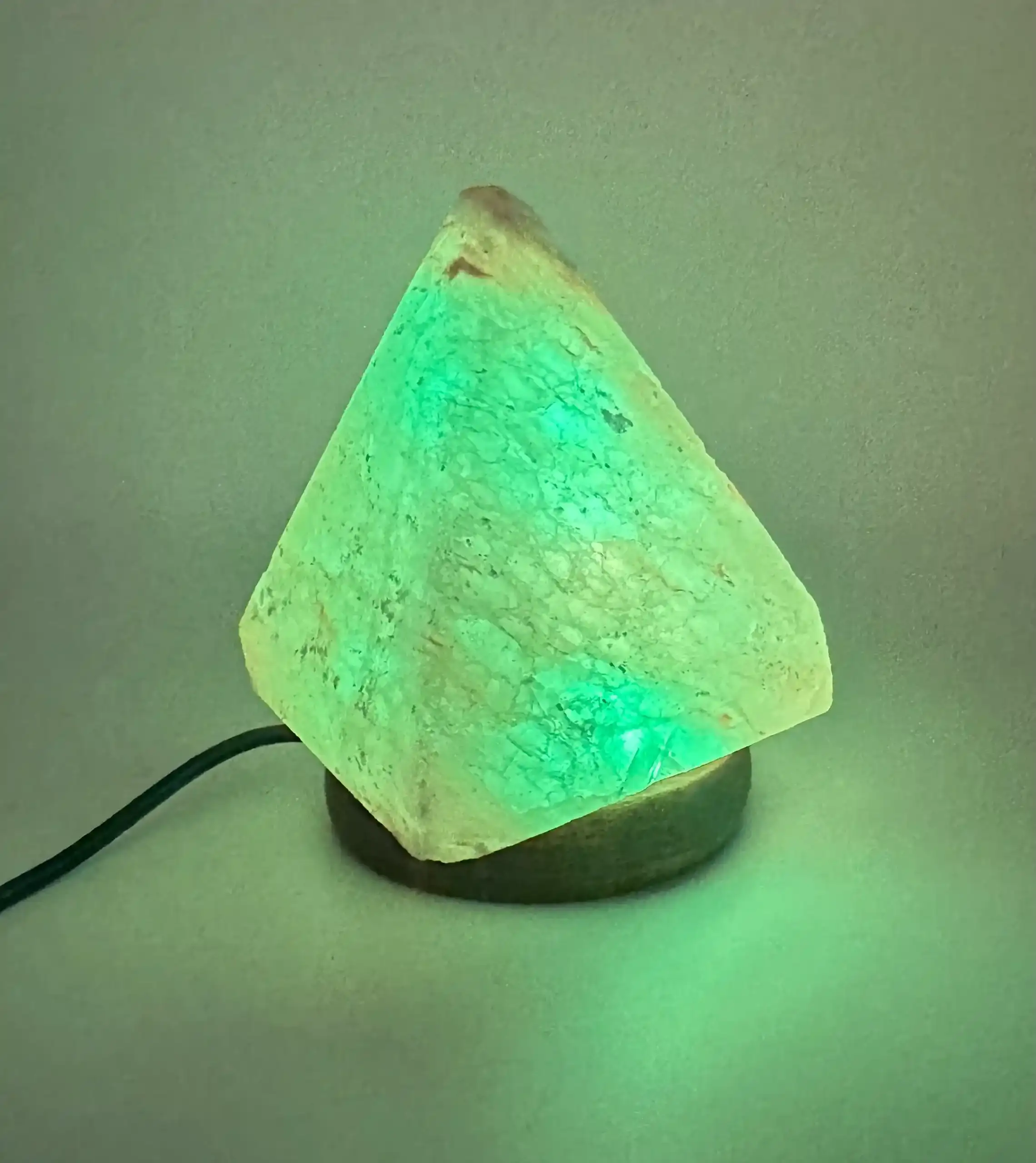 Lampara De Sal Del Himalaya Piramide Led - Imagen 3