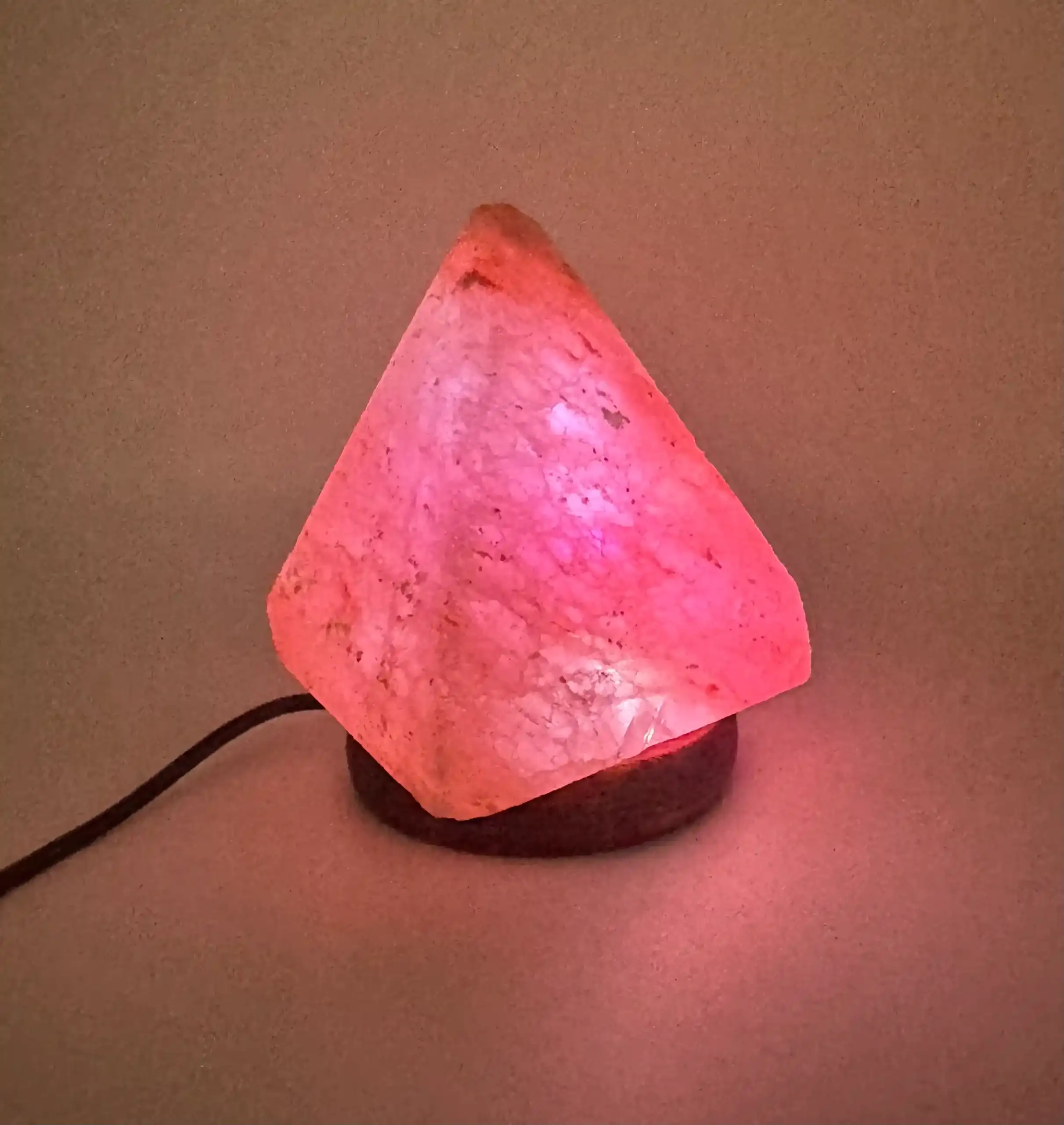 Lampara De Sal Del Himalaya Piramide Led - Imagen 6