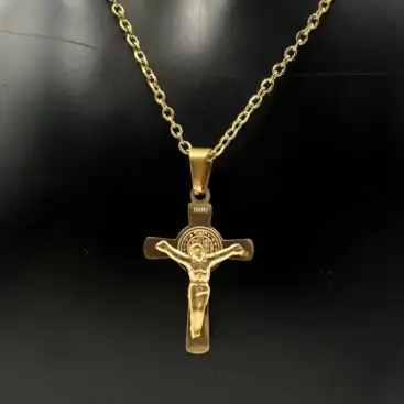 Colgante Cruz De Cristo Con San Benito Acero Dorado Pequeña