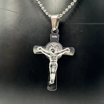 Colgante Cruz De Cristo Con San Benito Acero Plateado Pequeña