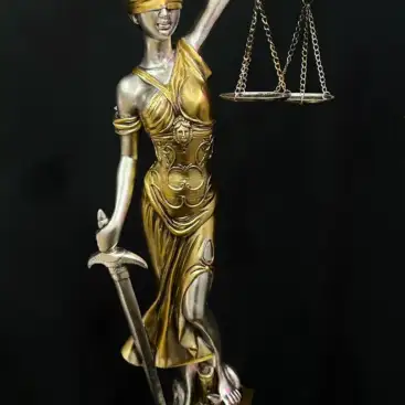 Figura Diosa De La Justicia Plateada Y Dorada 55cm