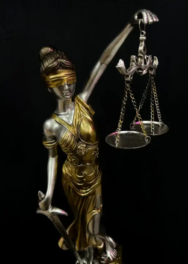 Figura Diosa De La Justicia Plateada Y Dorada 55cm - La Calva Mística ...